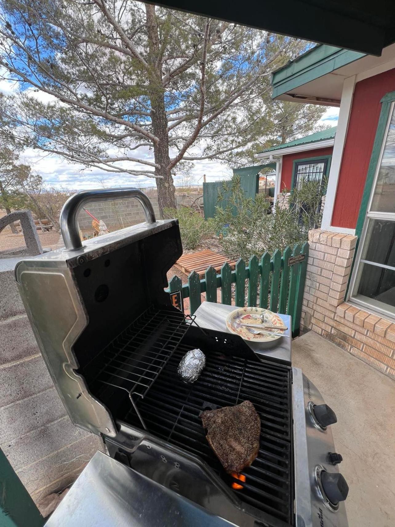 Hole In The Wall Getaway - Usa Mexico Border Bed And Breakfast Columbus Екстериор снимка